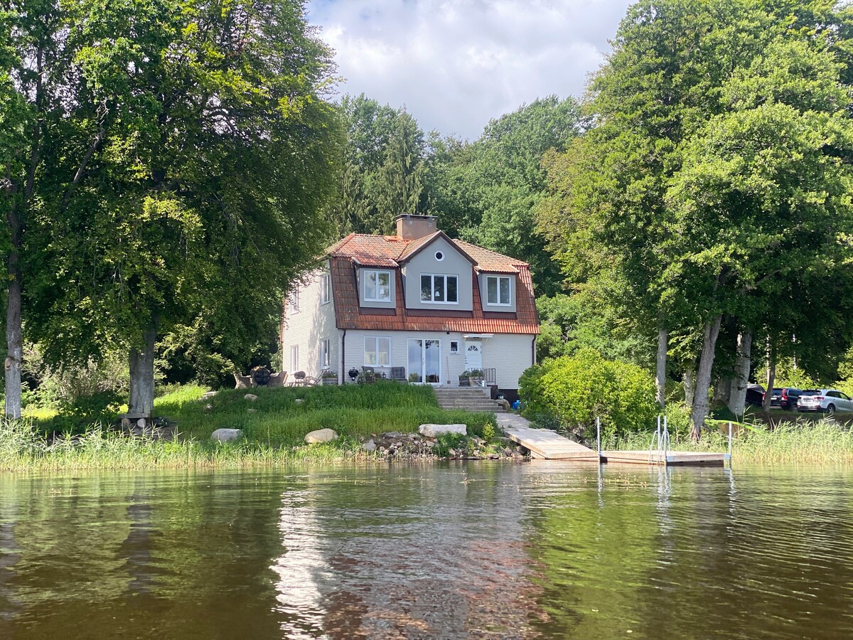 Stort hus vid sjön Åsnen med egen brygga o jacuzzi
