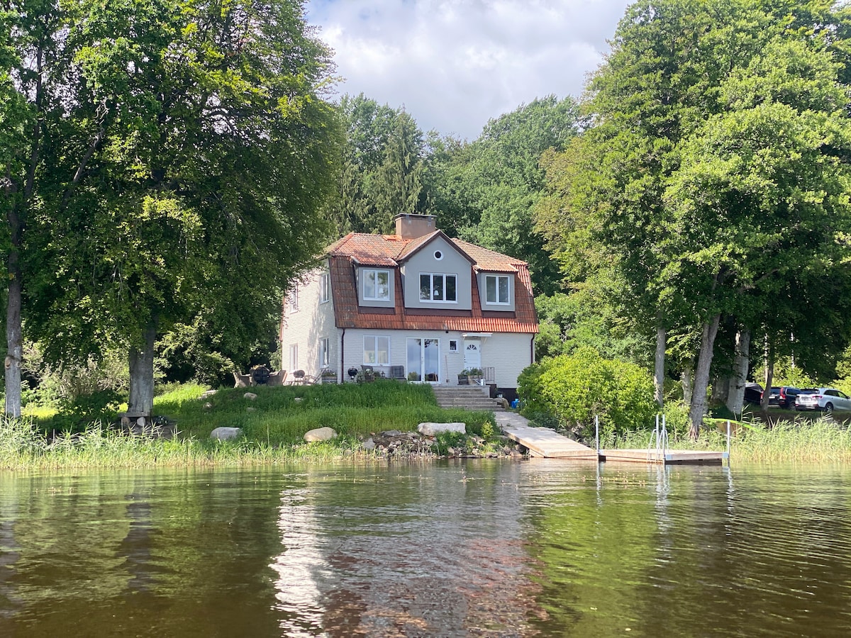 Stort hus vid sjön Åsnen med egen brygga o jacuzzi