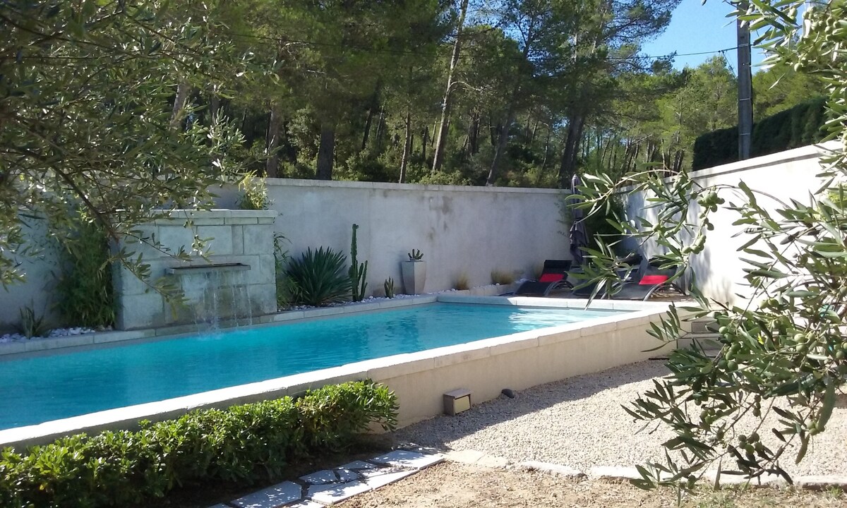 Villa climatisée, proche JO, piscine chauffée,