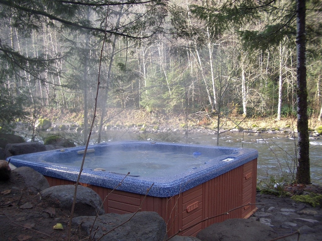 河滨木框平房，带热水浴缸！