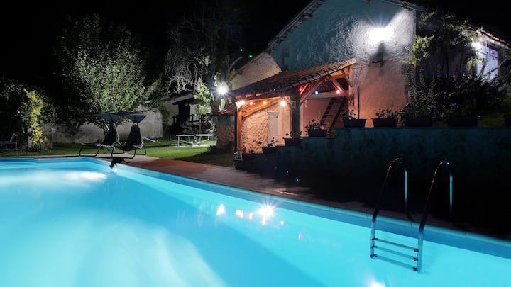 Cosy cottage with swimming pool close to Aubeterre