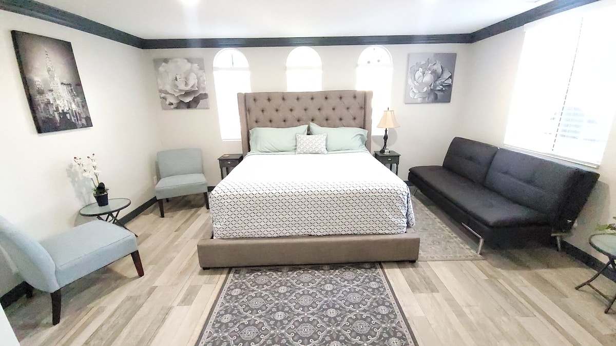 Luxurios卧室，设有独立入口和独立卫生间