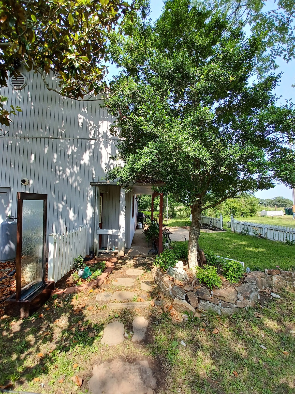 Adorable Country Cottage 3Private suite bedrooms.