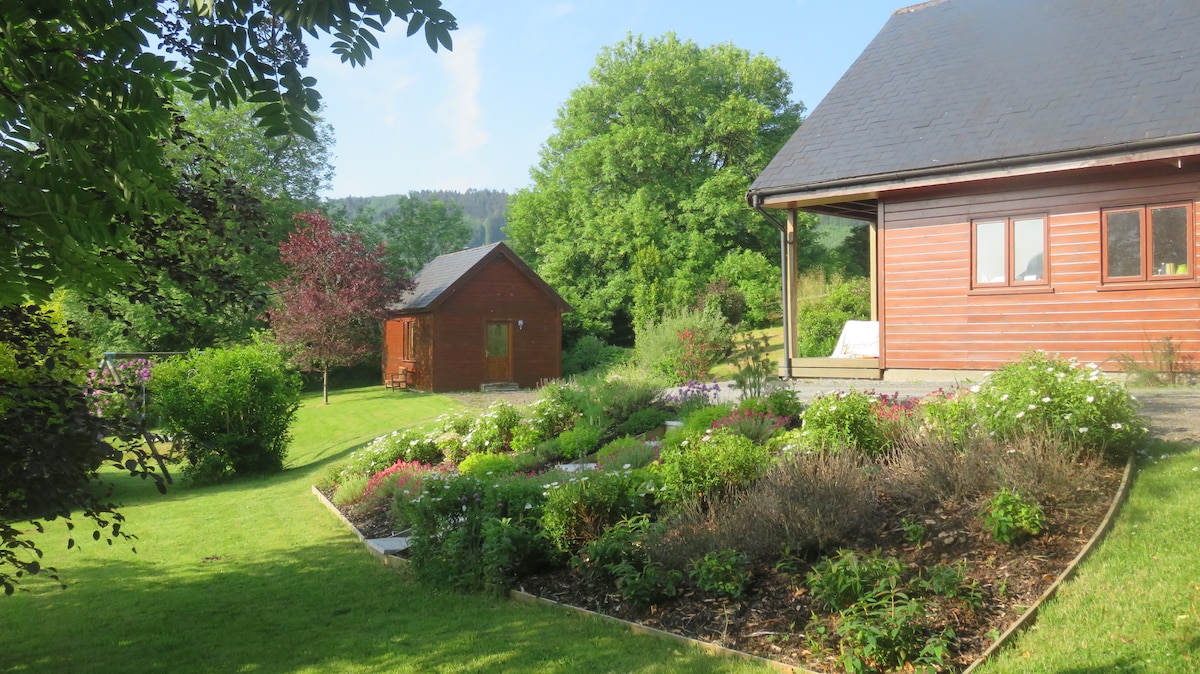 Detached, modern studio outhouse