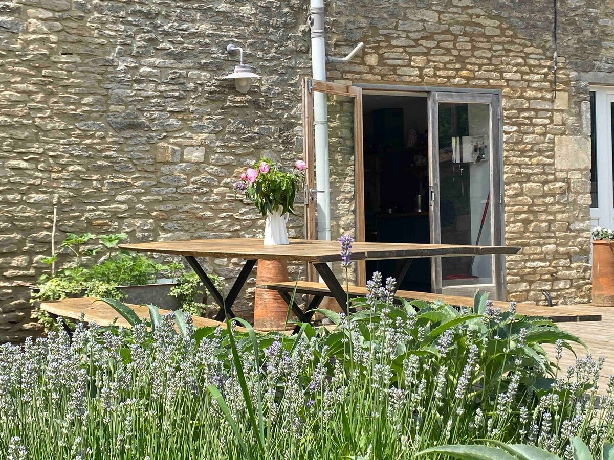 Family House with Pool Near Bath