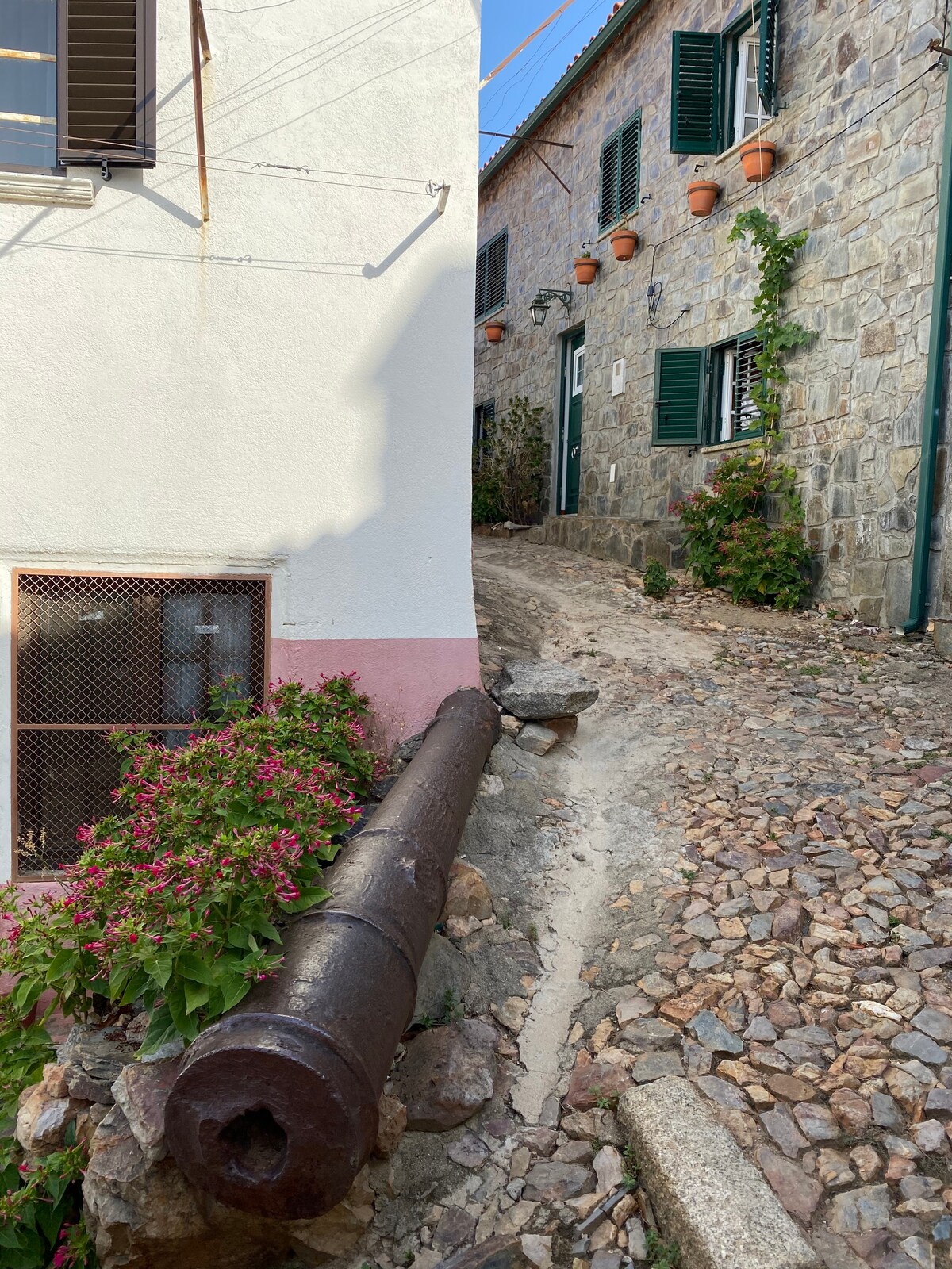 位于中世纪村庄Penha Garcia的3间卧室