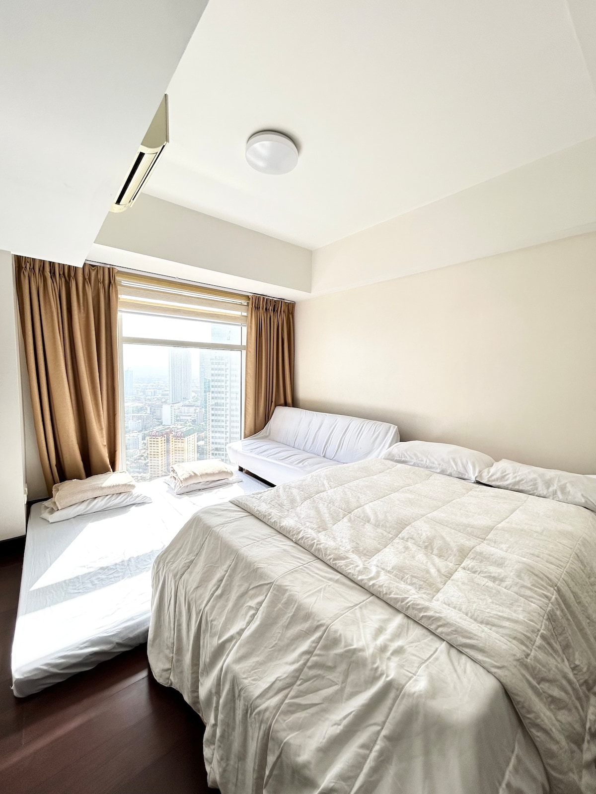 2-Bedroom Loft Near Shangrila & SM Megamall