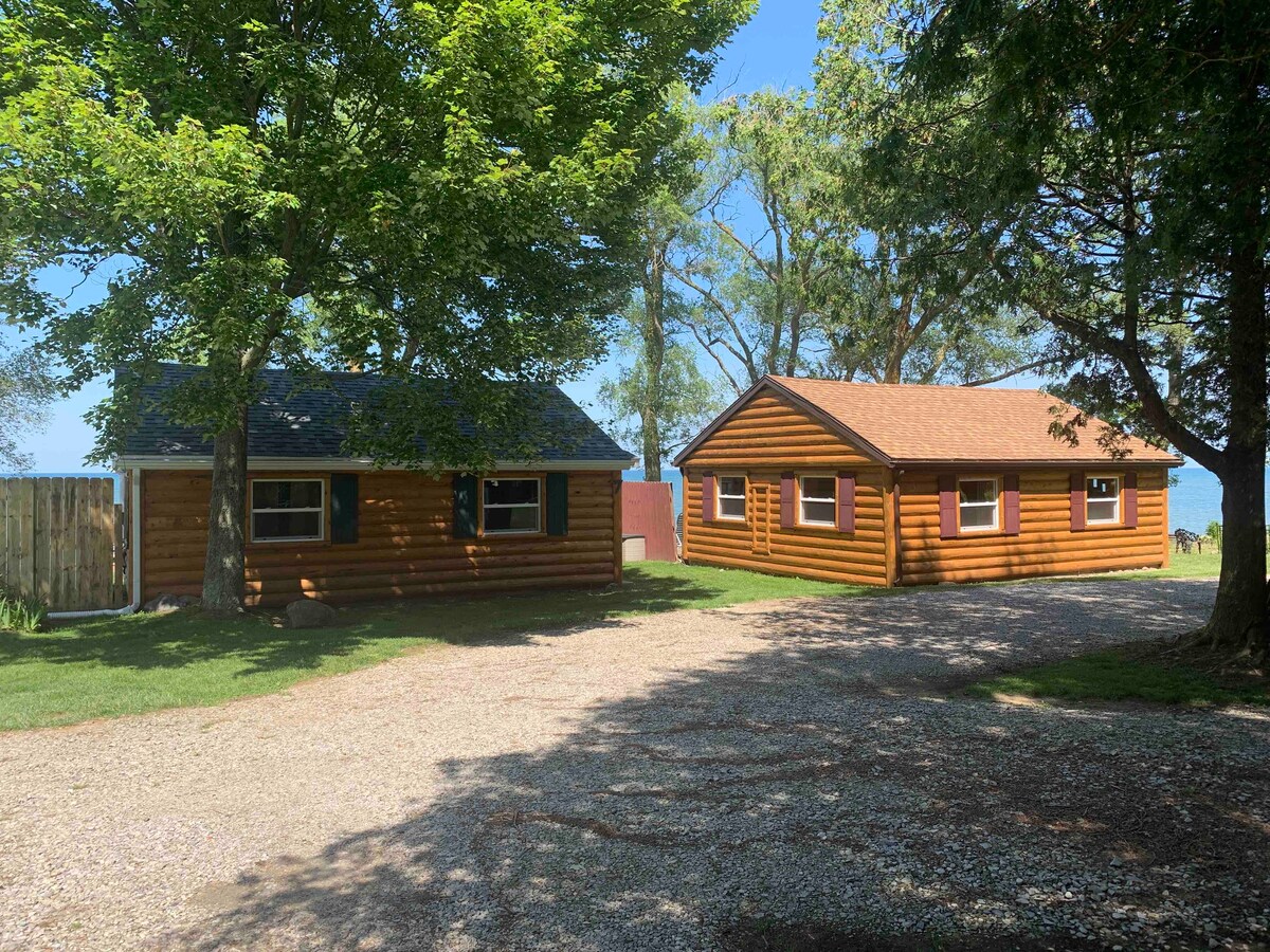 Set of 3 lakeside cabins for your large group!