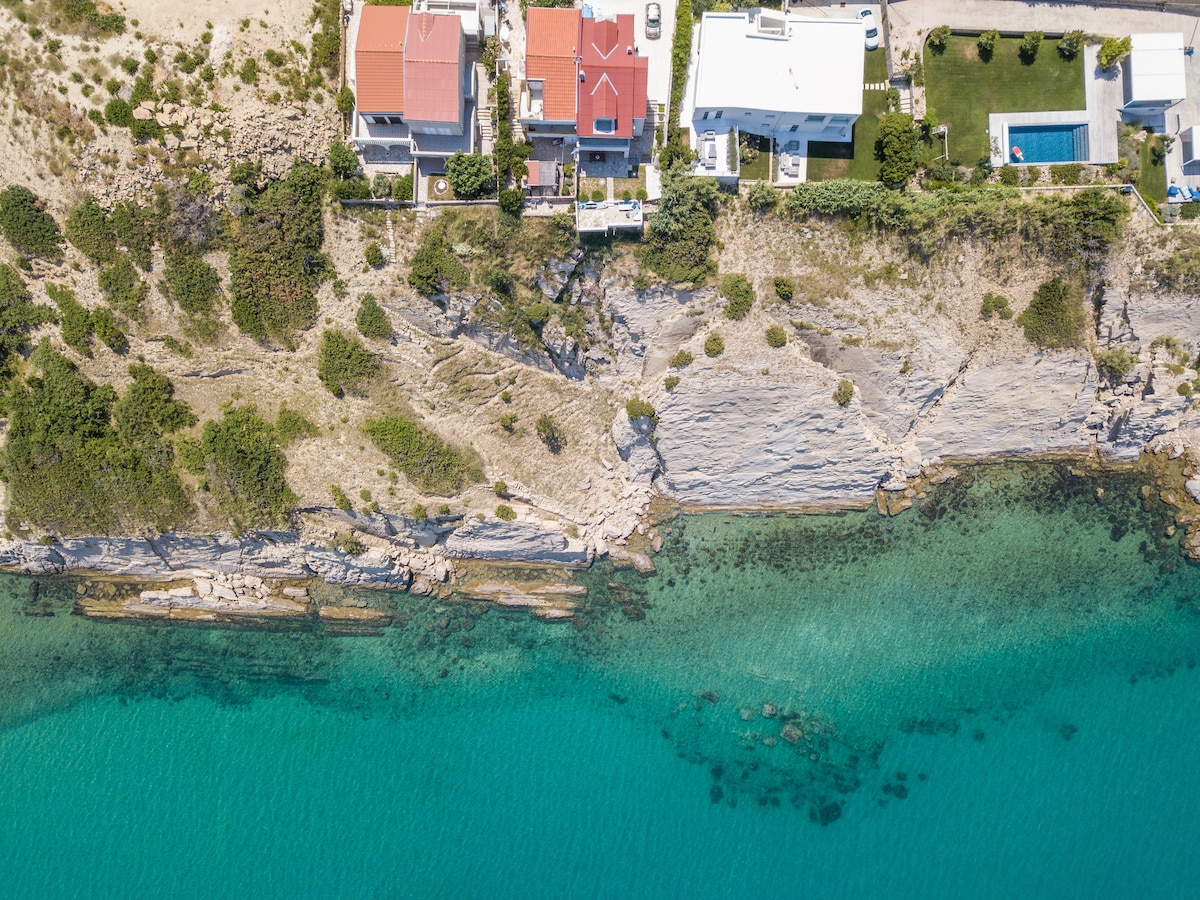 A White Cliffside Studio in Dubrava, Island Pag