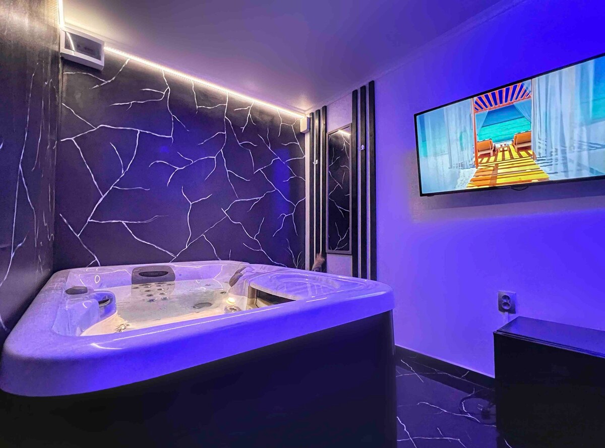 Luxor Ultra-Central Jacuzzi 2