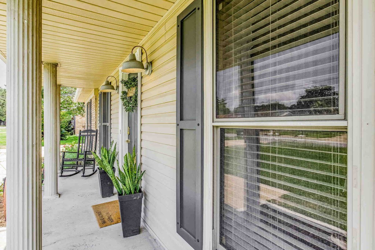 Cozy Retreat: Minutes to I-10, Beach, & Downtown!