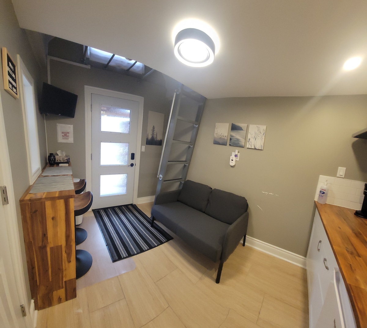 Ottawa Mini Loft Suite -A Couples Escape