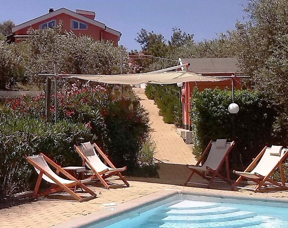 "casadellameridiana"别墅： air c.,泳池和景观
