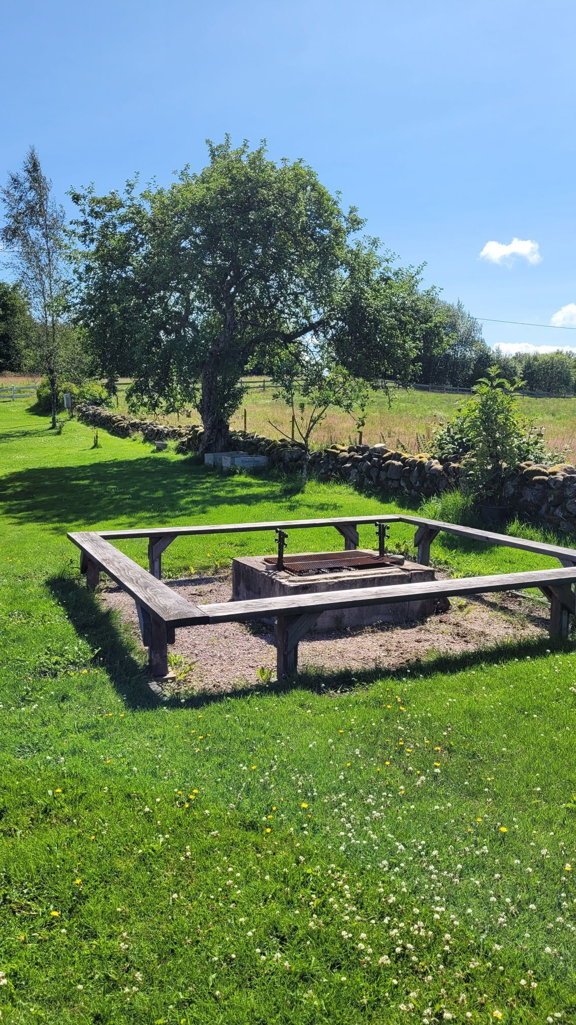 Mysig gård på landet med tyst läge nära till sjön