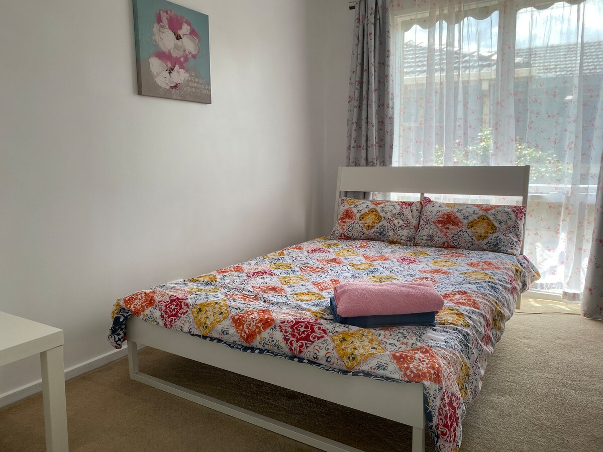 Queen bed room near Doncaster Westfield
