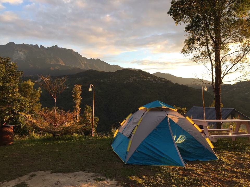 可观赏基纳巴卢山美景的露营，可容纳2人