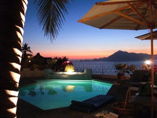 Ocean Front Villa, evening sunsets & warm breezes