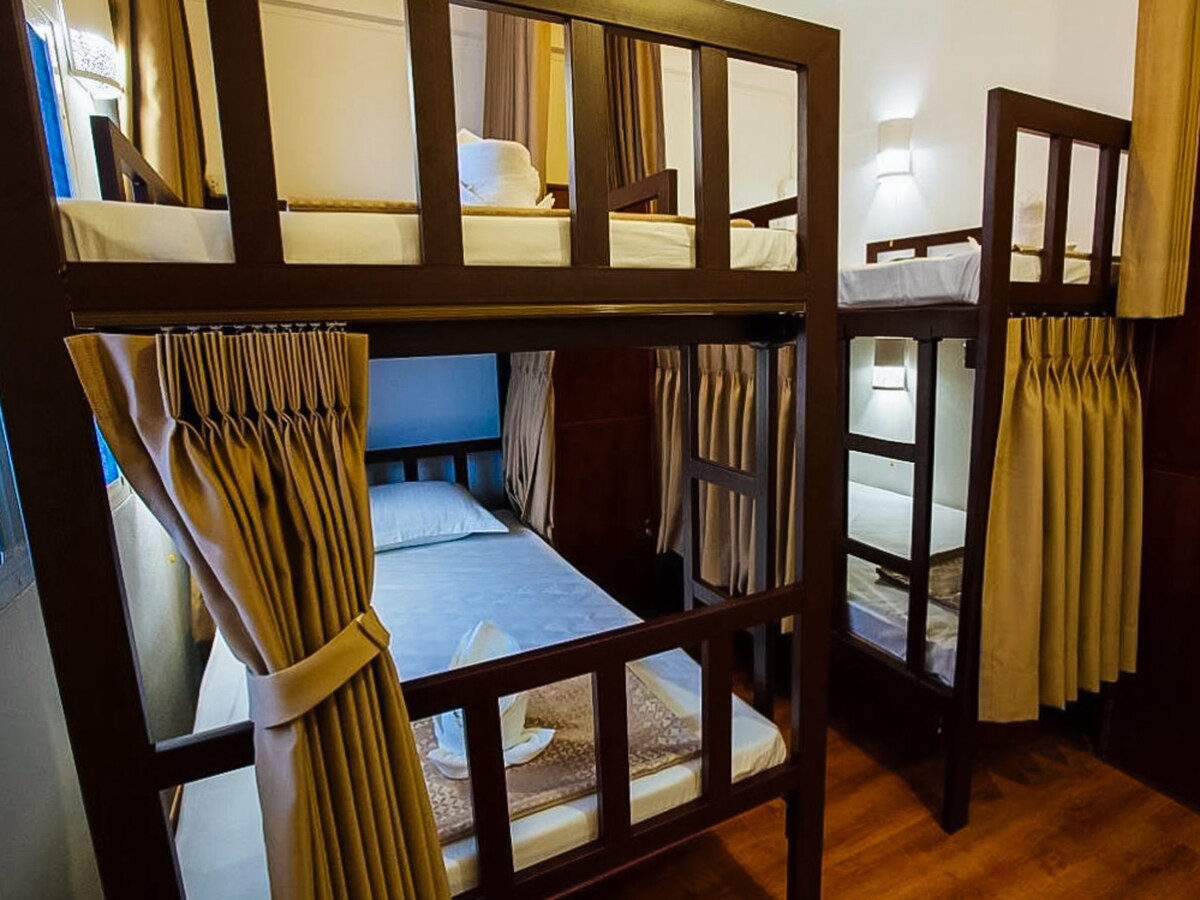 TiniKati旅舍， 4床女性宿舍，共用浴室