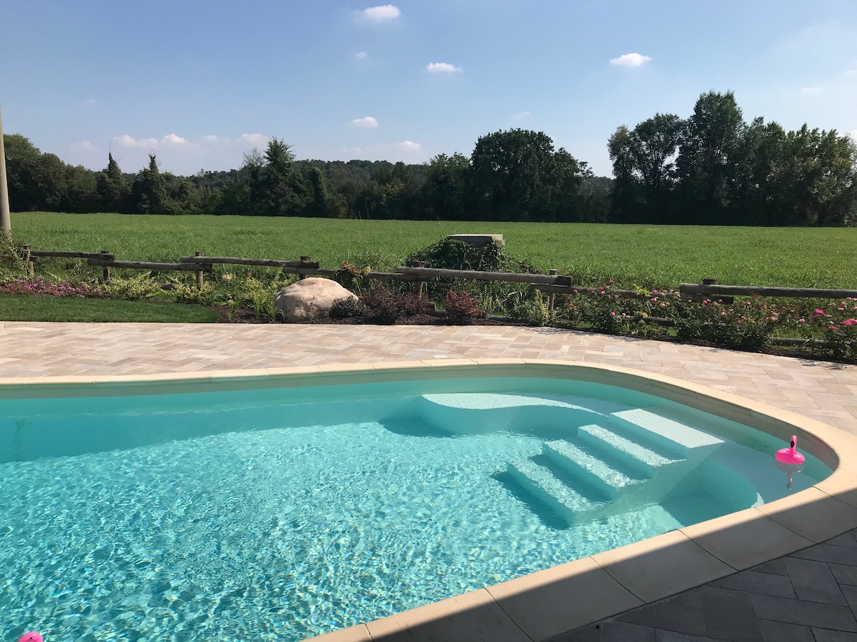 A few steps from the river with pool&barbecue