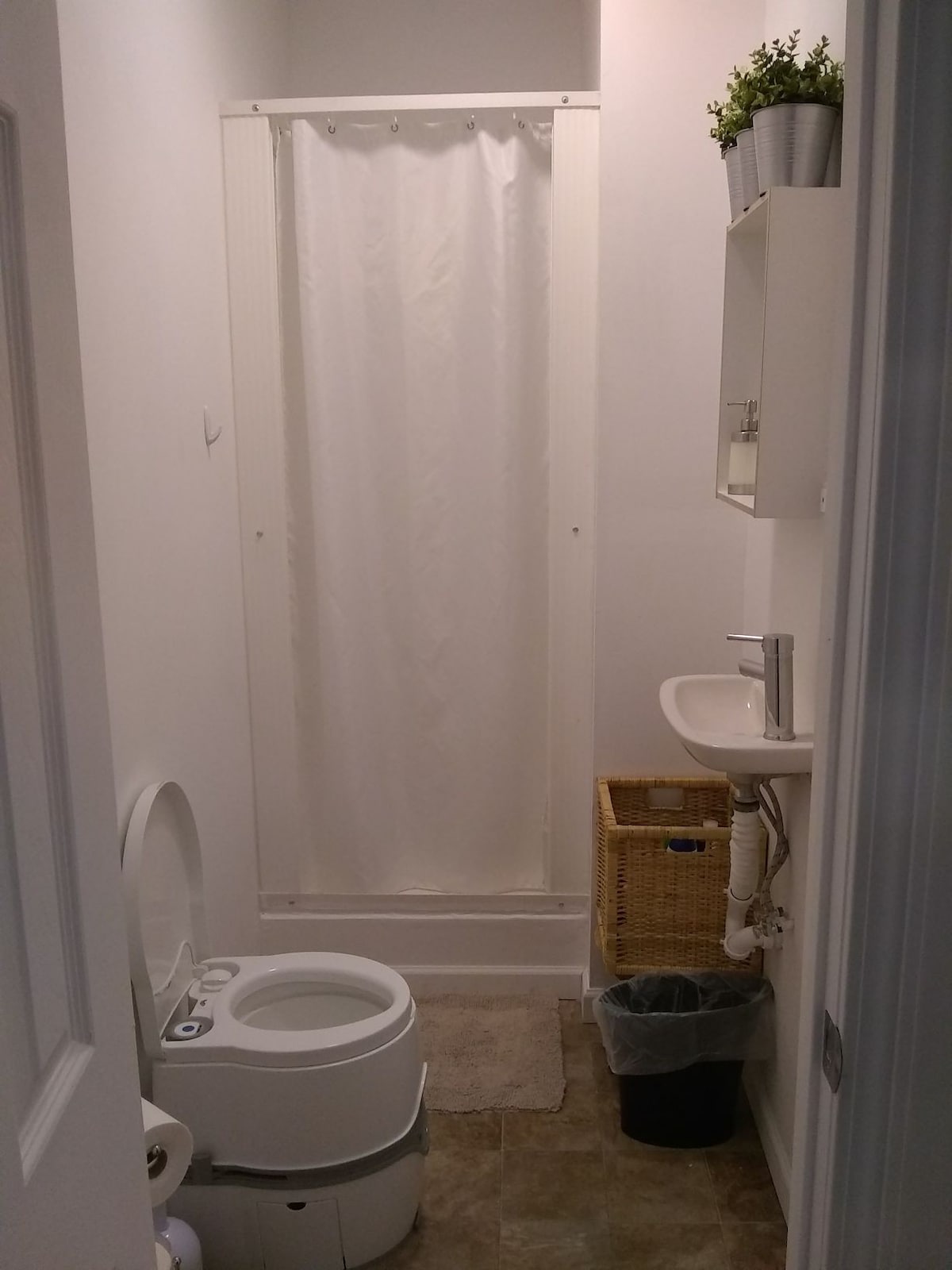 带私人浴室的微型车库公寓
