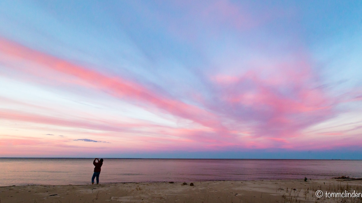 Oakapiney休伦湖（ a/c Lake Huron at the Oakapiney ）的湖畔小木屋