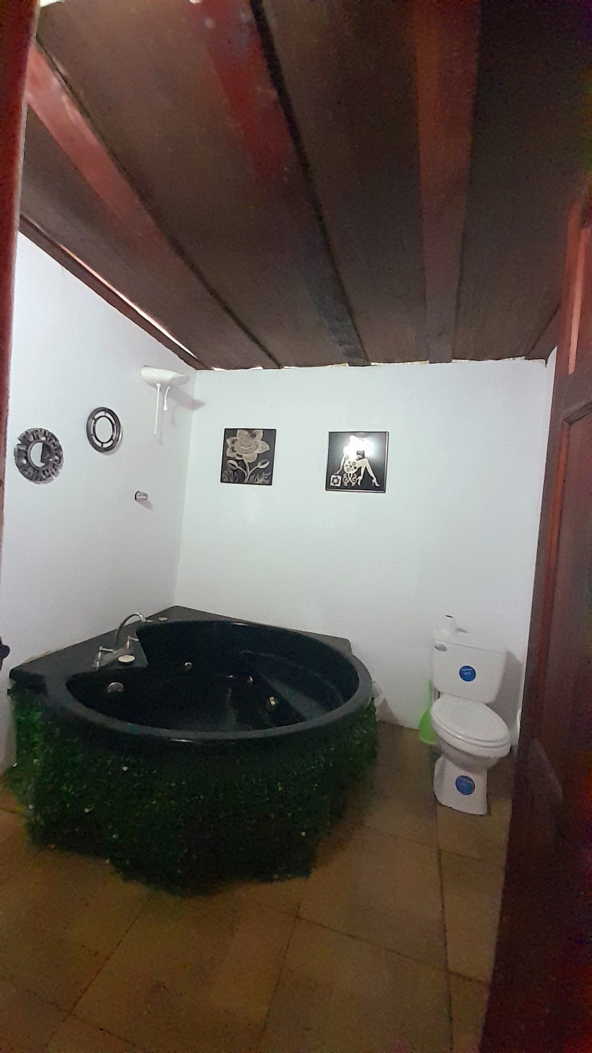 带按摩浴缸的Loft Belleo式小木屋。
