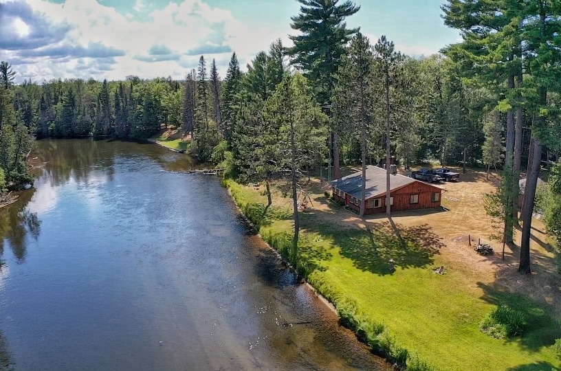 Au Sable River 3 bedroom cabin w/ indoor fireplace