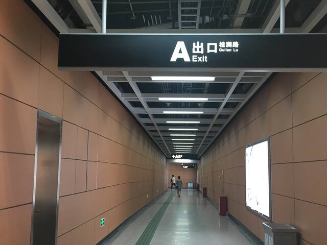 地铁a出口出来走几百米就到了