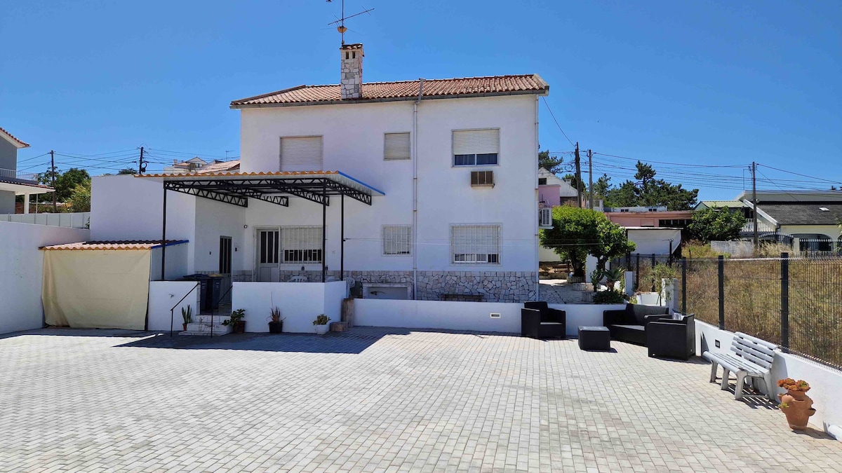Beautiful gated house close to beach and Lisbon