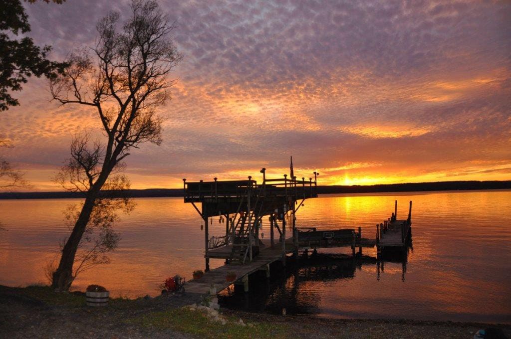 塞尼卡湖（ Seneca Lake ）僻静的日落小屋