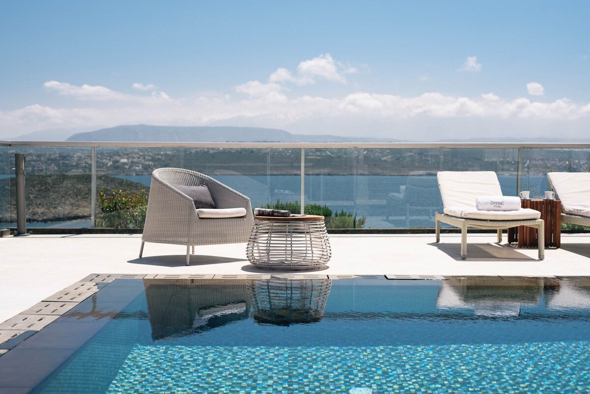Luxurious Athena Seafront Villas, large pool a...