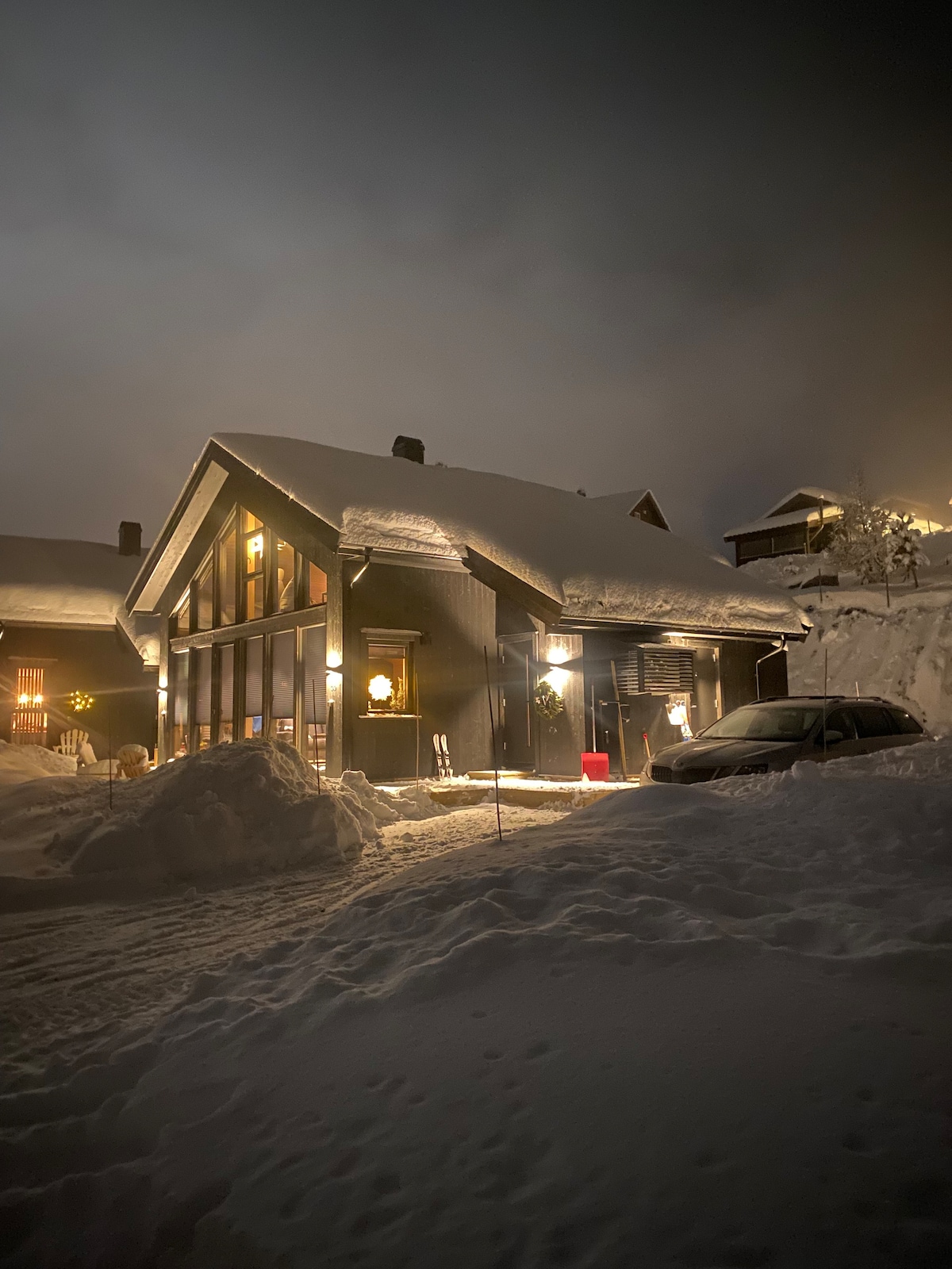 Nyt fjellivet i vår splitter nye hytte 
ski in/out