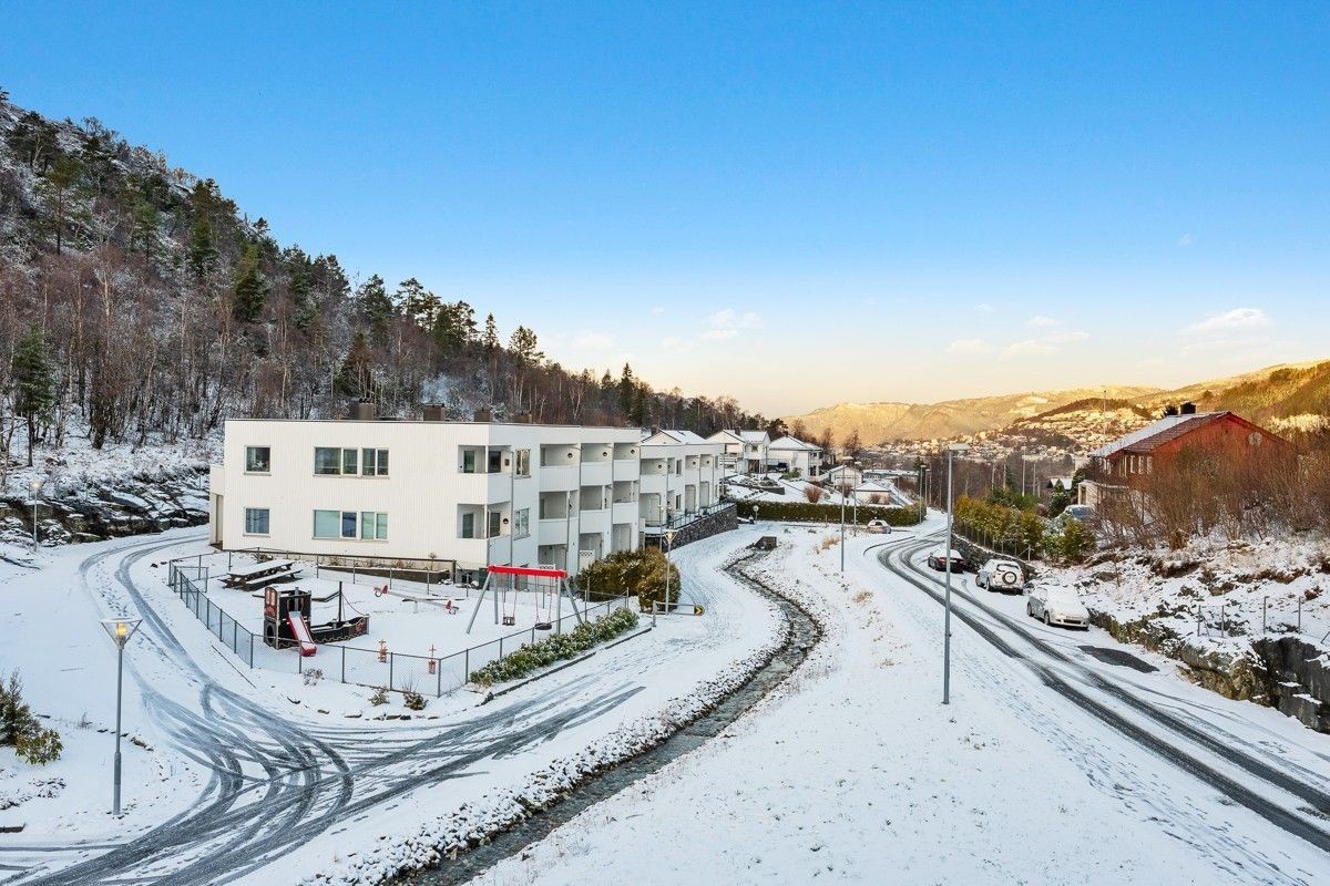 位于Indre Arna卑尔根（ Indre Arna Bergen ）免费停车场的漂亮公寓房