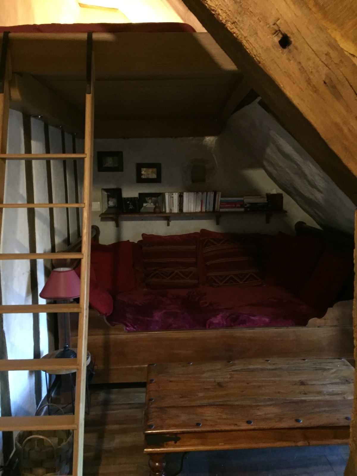 Chambre mansardée dans maison de charme en pierres