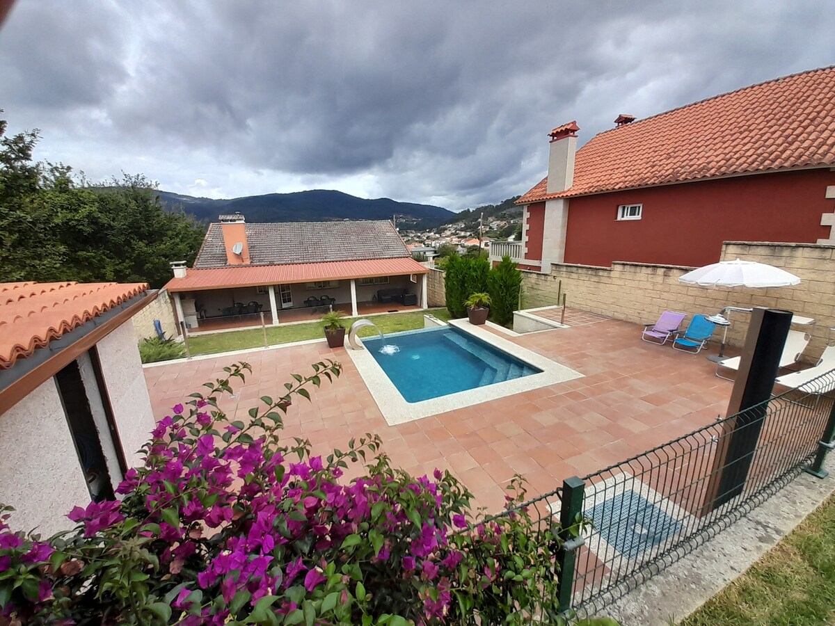 La Casa de las Ranas: Jardín, piscina y barbacoa.