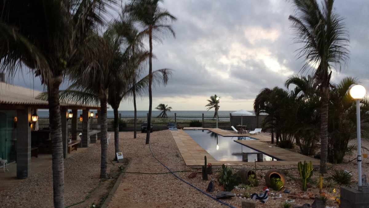 Casa na beira do mar com piscina de 25m no Cumbuco