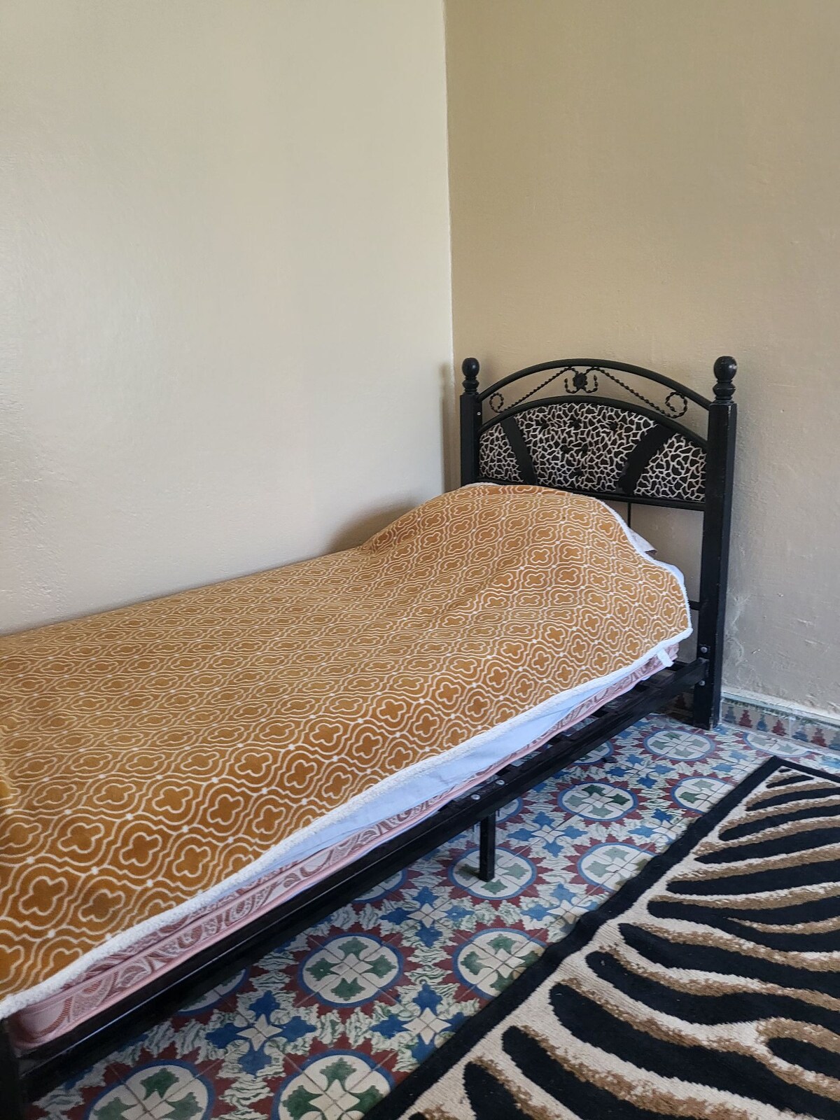 chambre privée avec lit simple