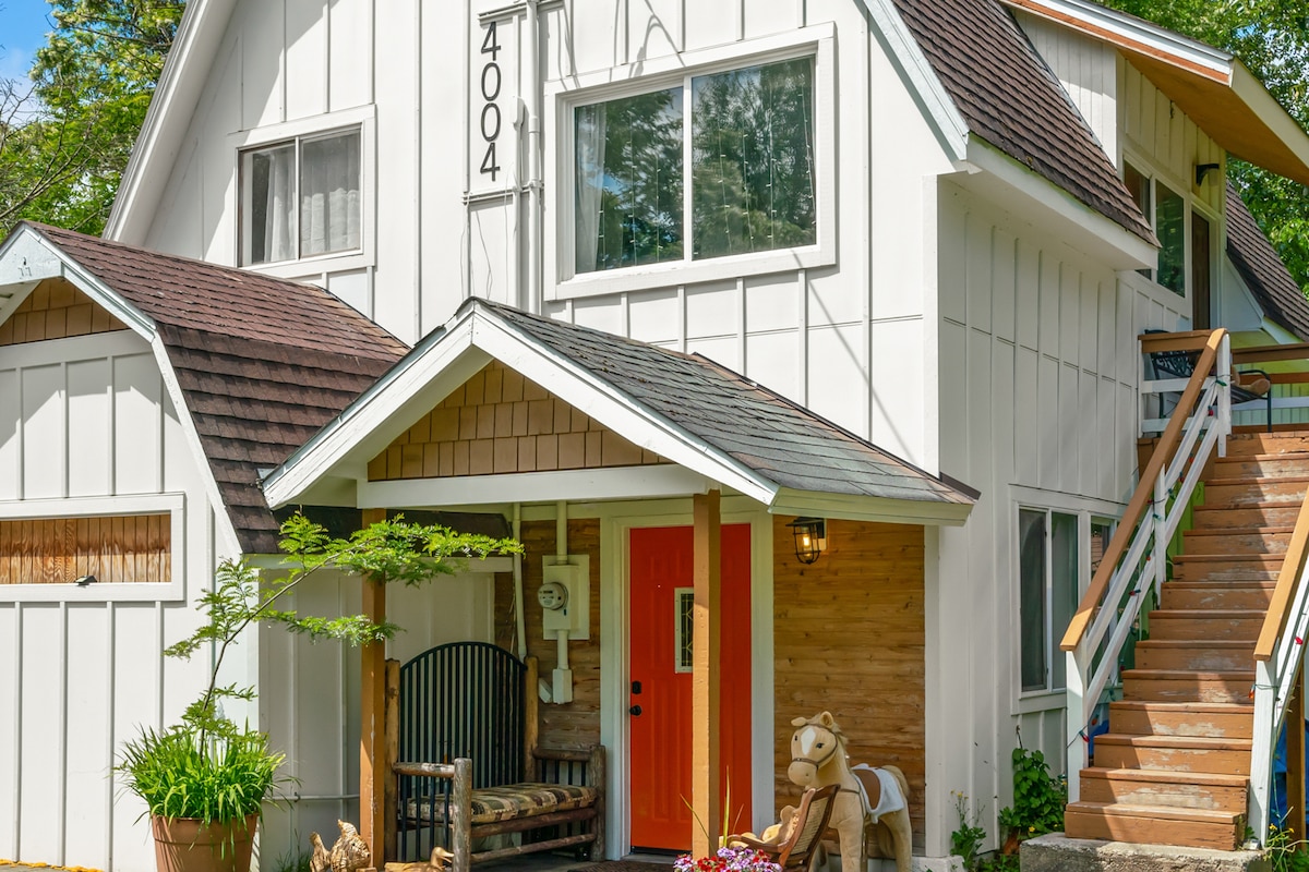 Seattle Farmhouse with large Hot tub and Sauna