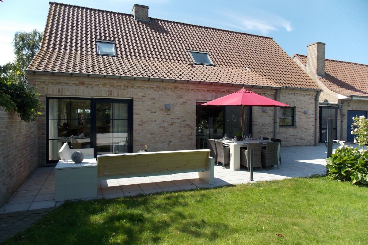 Sun-kissed Villa in Diksmuide with Garden, Sauna