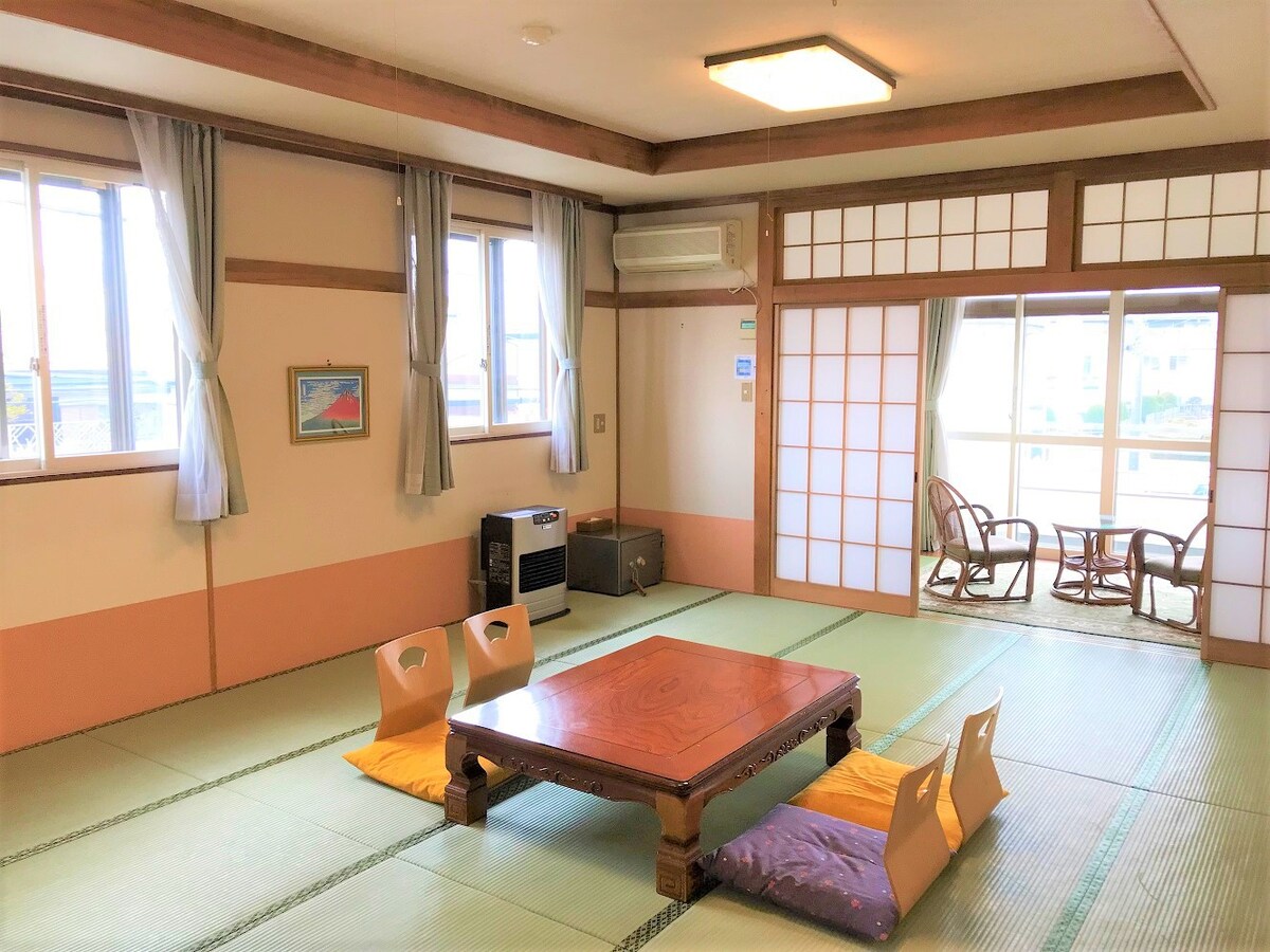 2N # 01房间可俯瞰富士山配备浴缸和马桶，日式客房配备15个榻榻米垫+ 4个榻榻米垫，最多可容纳8位房客，带阳台