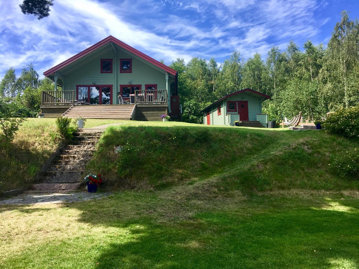 水边的舒适小屋