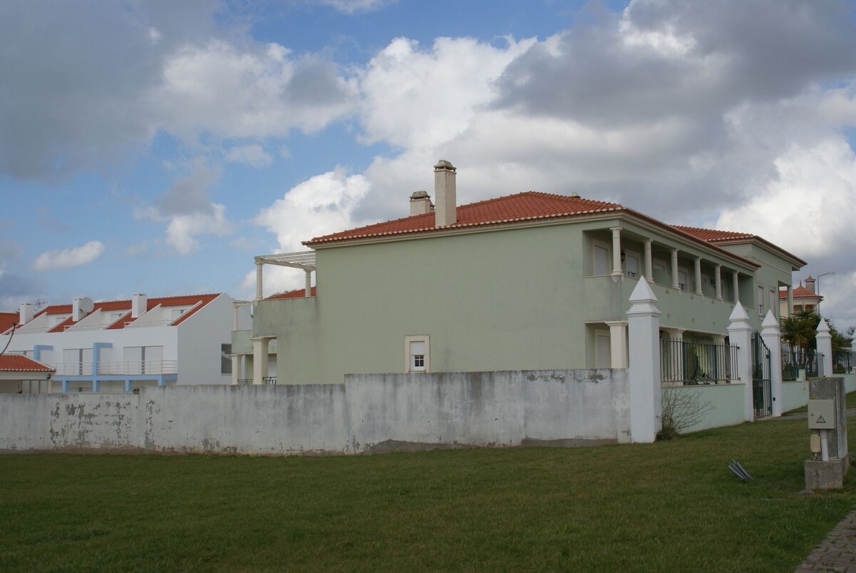 Apartamento com piscina perto da praia e do campo