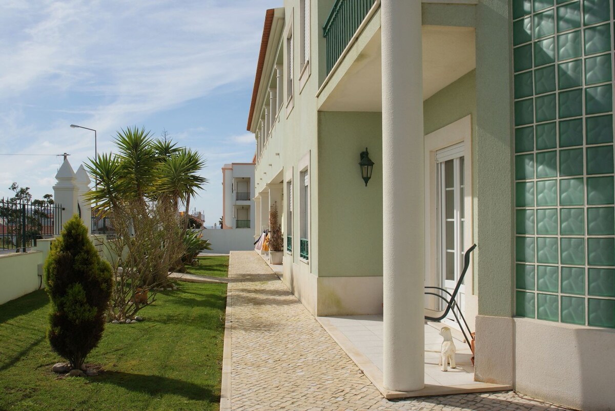 Apartamento com piscina perto da praia e do campo