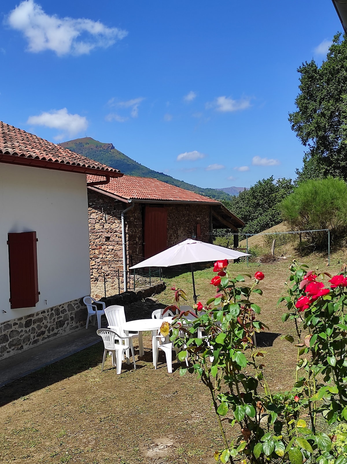 MAISON BASQUE VUE SUR MONTAGNE un coin de verdure