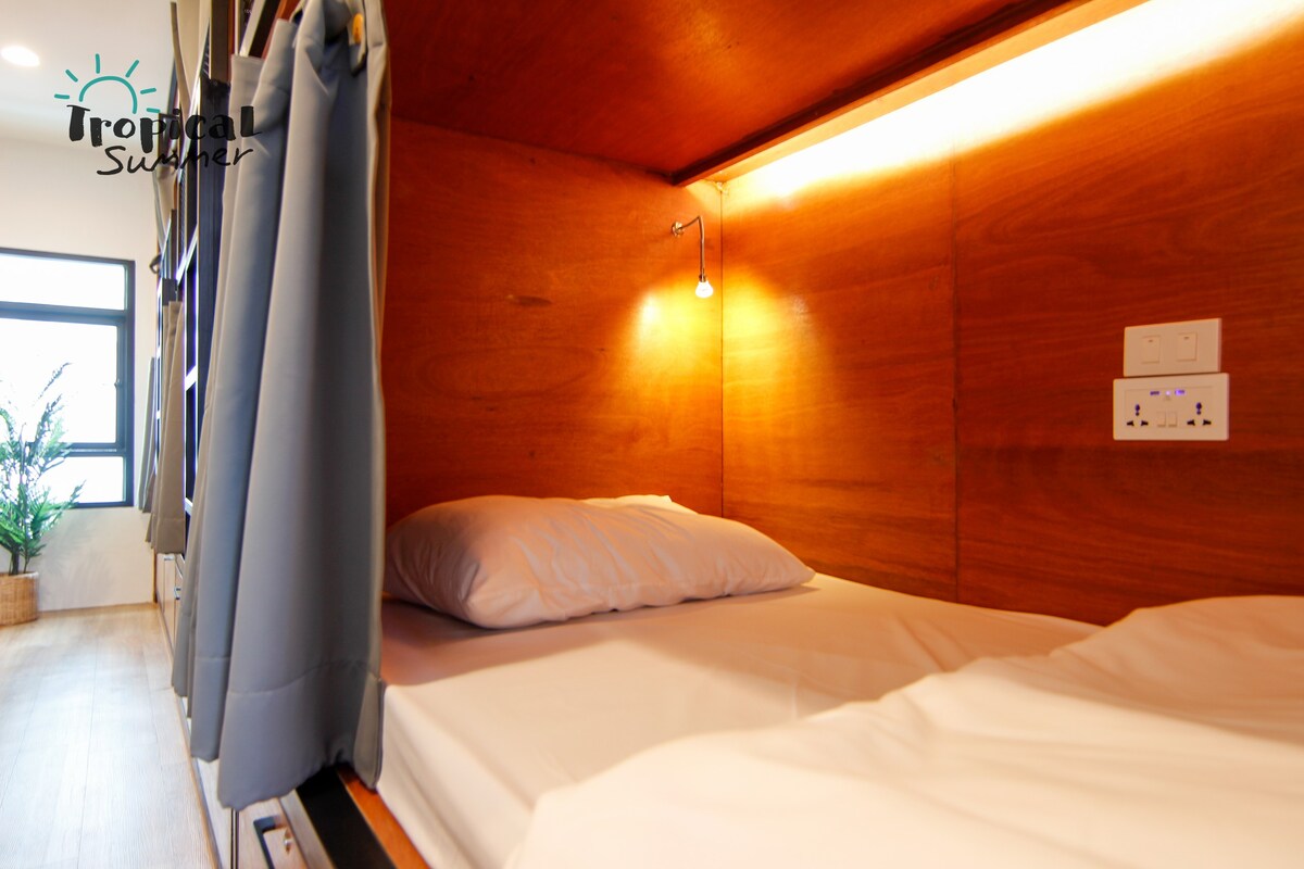 家庭客房，位于热带夏季旅舍（ Tropical Summer Hostel ） ，提供4张床