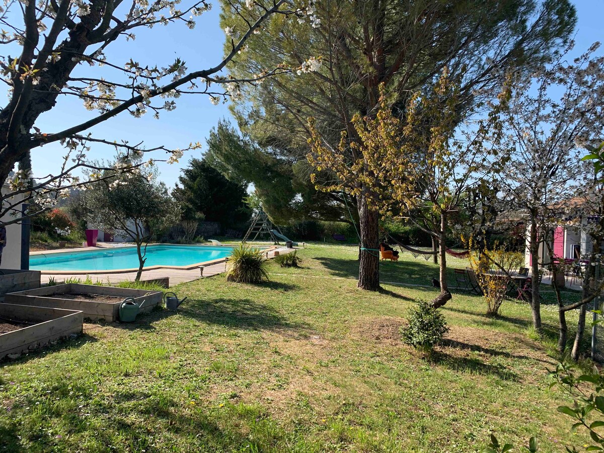 Villa avec piscine et tennis en campagne aixoise