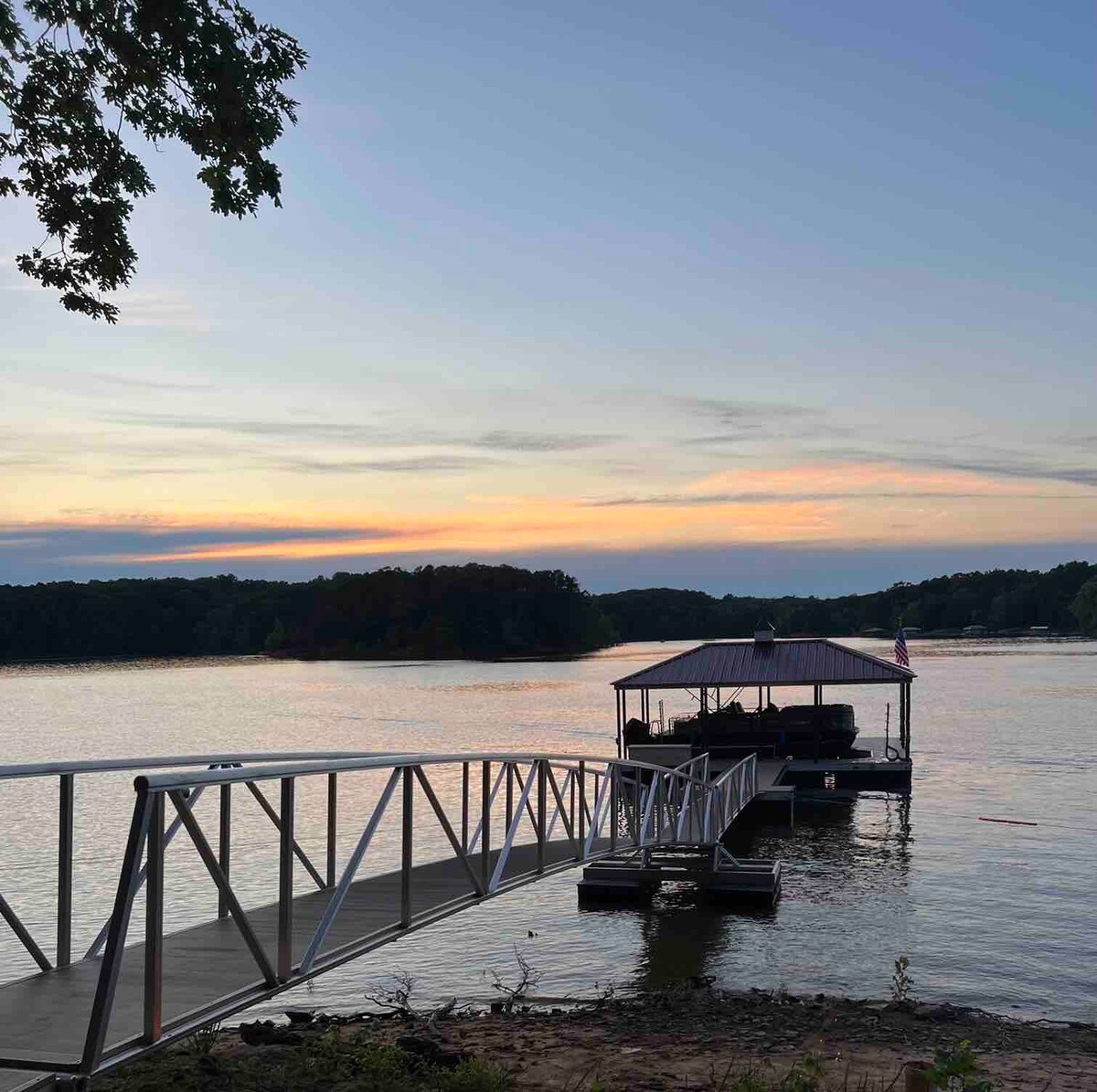 Beautiful Lake Front Home 4bdrm / 3 bath with Dock
