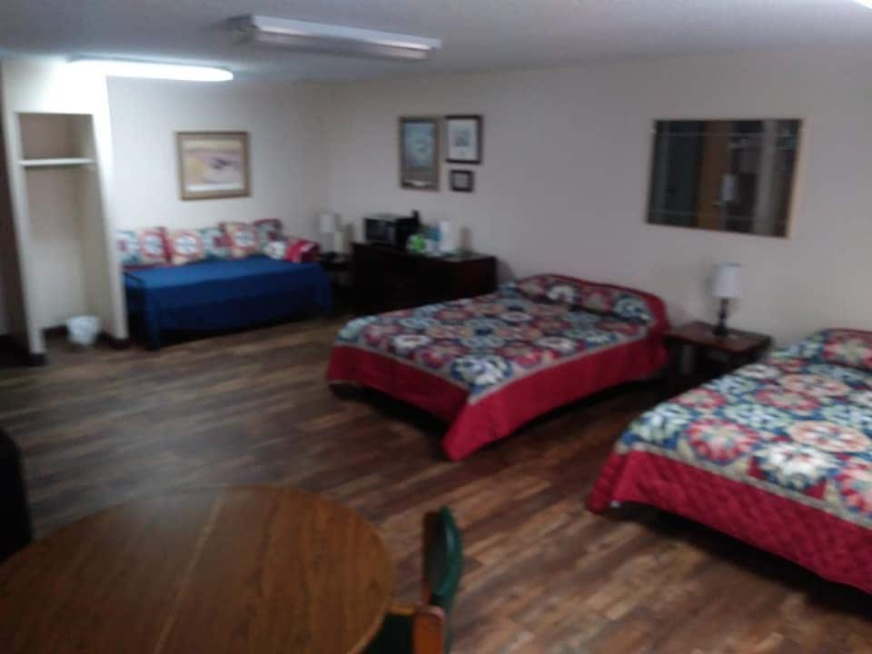 Hickory Creek Hideaway, cozy room 5