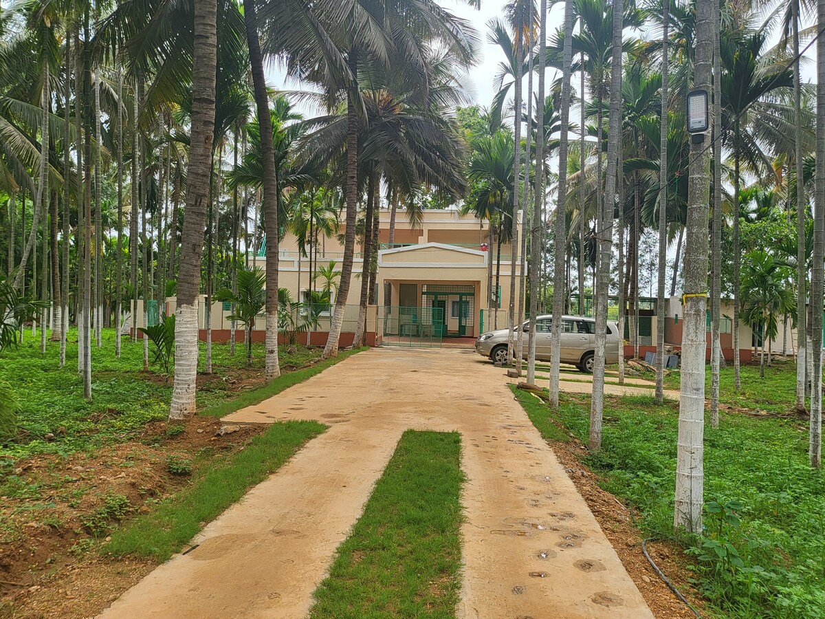 Pvt. Room with pool @ Truland Agrifarms, Dodblpura