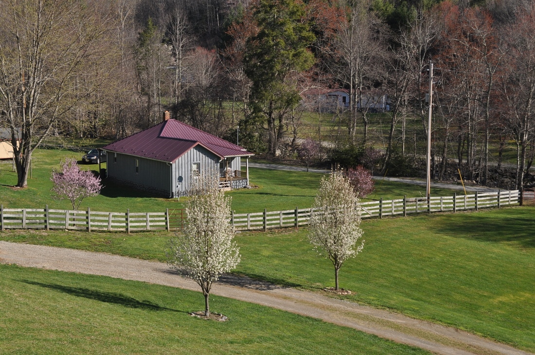 The Little Grey Cabin at Highland Hideaways